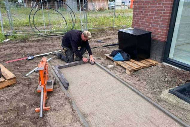 tuinaanleggen voorbeelden berkel enschot zwemvijver keramische tegels oprit met split matten drainge regenwater