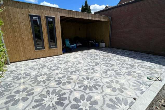 tuin bestraten met keramische tegels beton tegels flagstone hoveniers bedrijf