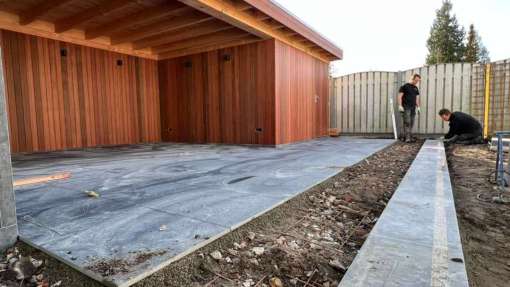 keramische tuintegels leggen met luxe maatwerk tuinoverkapping 