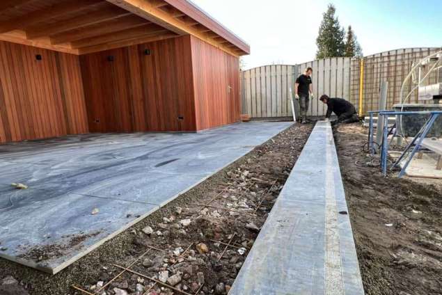 keramische tuintegels leggen met luxe maatwerk tuinoverkapping 