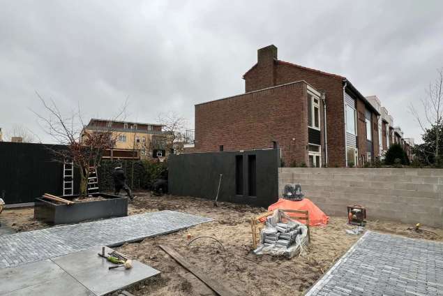 tuin aanleggen Amstelveen hoveniers bedrijf keramische tegels natuursteen klinkkers tuinontwerp aluminium planten bakken 