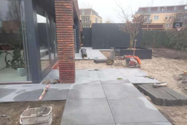 tuin aanleggen Amstelveen hoveniers bedrijf keramische tegels natuursteen klinkkers tuinontwerp aluminium planten bakken 