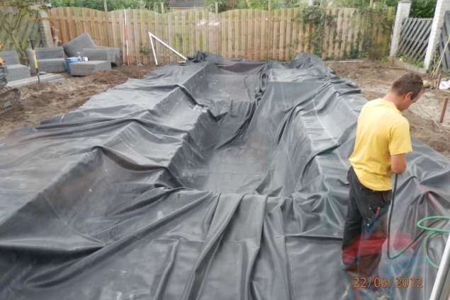 leggen van rubberfolie, het aanleggen van een achtertuin met vijver in breda hovenier