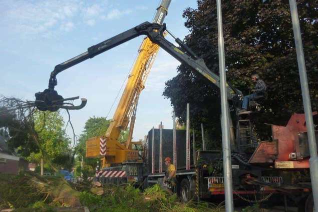 versnipperen van coniferen en loofbomen op lokatie in Berkel Enschot