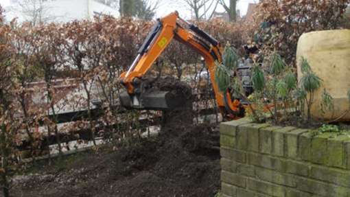 afvoeren zwarte grond met kruiwagen doormiddel van container het oude grond wad later gekeurd en gezeeft voor hergebruik