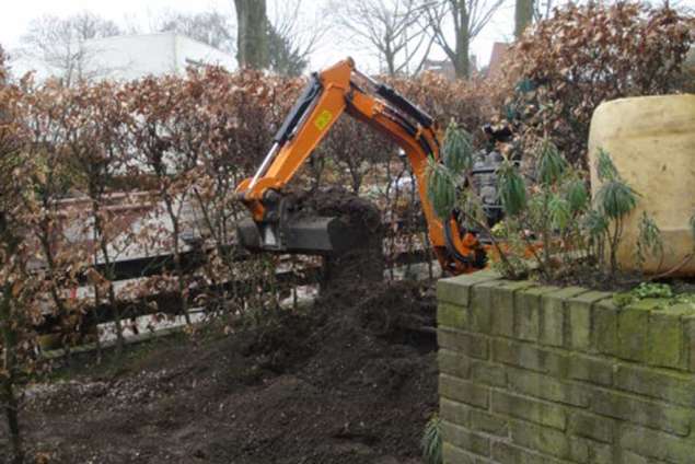 afvoeren zwarte grond met kruiwagen doormiddel van container het oude grond wad later gekeurd en gezeeft voor hergebruik