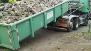 afvoeren van stenen met container, leeg ruimen tuin in de regenwulp 63 wijk de haagse beemden breda tilburg leggen bestrating graszoden grasleggen