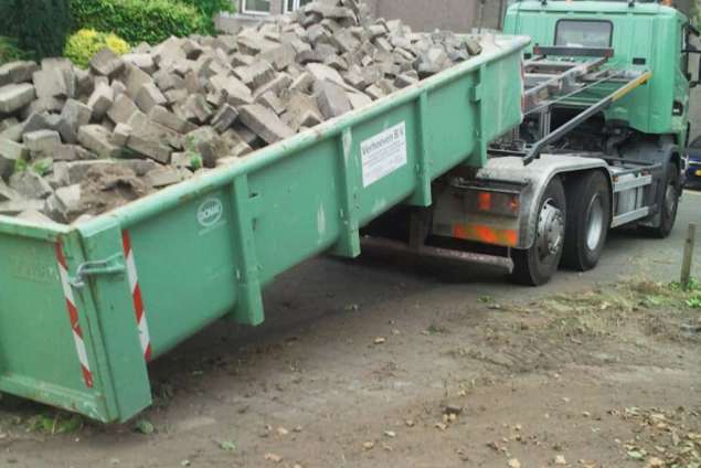 afvoeren van stenen met container, leeg ruimen tuin in de regenwulp 63 wijk de haagse beemden breda tilburg leggen bestrating graszoden grasleggen