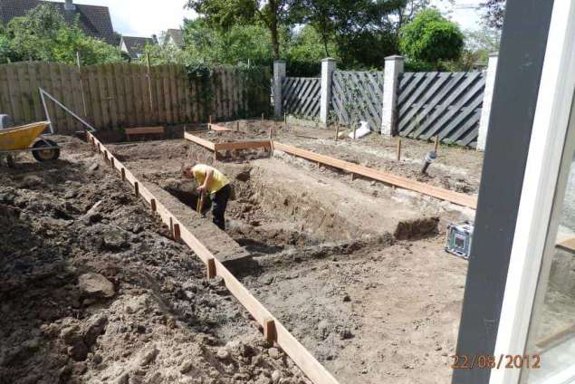 waterpas stellen vijverkant met hardhout en piketpalen 4x4x60 cm vijverbak controleren op scherpe delen in tllburg breeda waalwijk reeshof vijvers maken hoe strakke vijvers