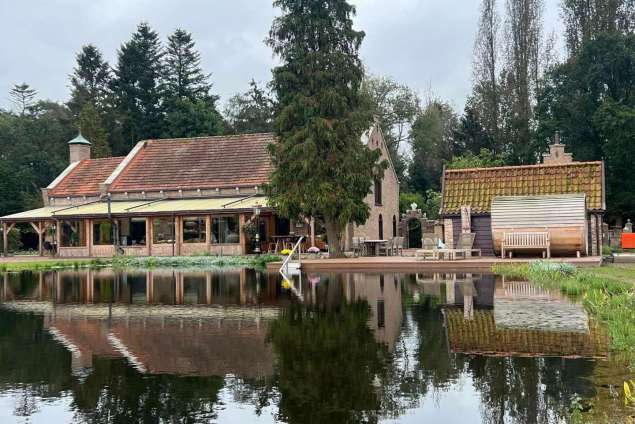 aanleggen tuin met zwemvijver, sierstraatwerk en wilde bloemen mengsel