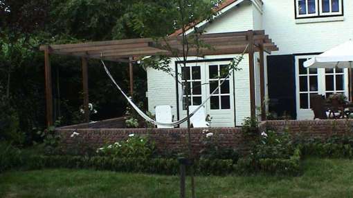 hardhouten pergola met gazon, eensteens muur in Goirle hovenier Tilburg Vught Breda Eindhoven