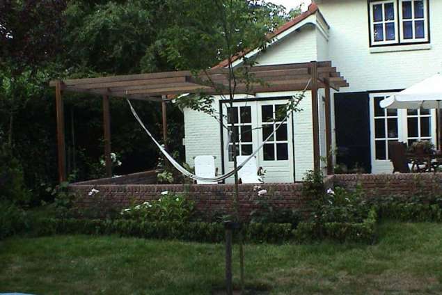 hardhouten pergola met gazon, eensteens muur in Goirle hovenier Tilburg Vught Breda Eindhoven