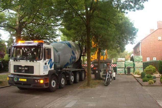 leveren van beton met betonwagen de beton wordt met een kubul over het huis heen getakeld het gewicht van 1 kub beton bedraagt circa 2500 kg