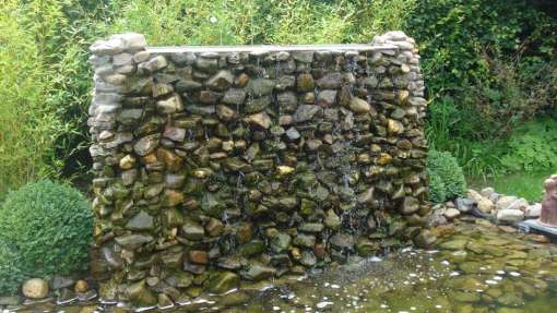 watermuur van maaskeien in tilburg hovenier brabant