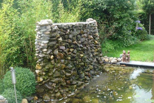 waterval met als achtergrond bamboe voor een groene achterwand