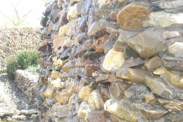 zijaanzicht watermuur, de waterval wordt gevoed door een aose pomp, 2500 liter hovenier tilburg breda udenhout