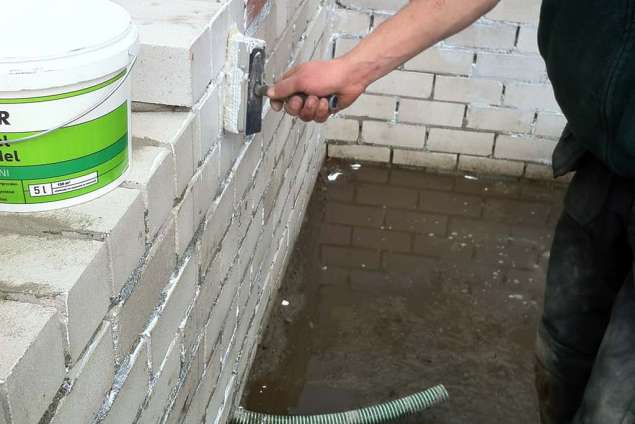 voorlijmen muur waterbak. met voorlijm hier door kun je de muur strak maken dmv van het te bekleden met natuursteen in Udenhout Berkel Enschot Tilburg Goirle Gilze Rijen Vught Den Bosch De Blaak Reeshof 