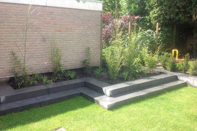 traptrede in tuin aanleggen 100x15x35 natuursteen met bamboe en siergrassen tuinontwerp in Tilburg Berkel Enschot Udenhout